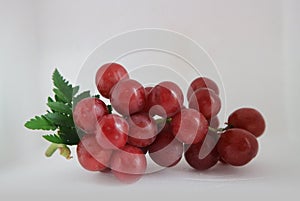 Fresh red or purple seedless grapes