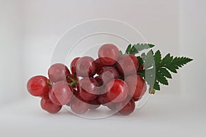 Fresh red or purple seedless grapes