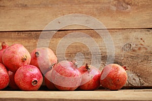Čerstvý zrelý granátové jablká na drevený čítač 