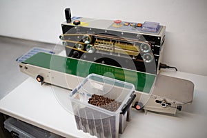 Fresh roasted coffee beans pack machine in vacuum sealed bag