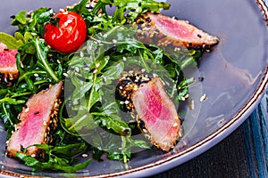 Fresh salad bowl with arugula, tuna and cherry tomato. Helthy food. Diet menu