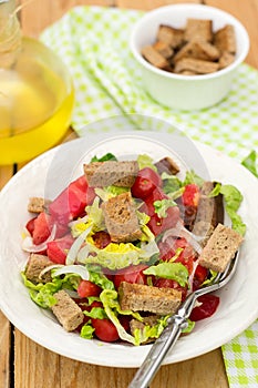 Salad with tomato, lettuce, onions and rye bread