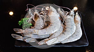 Fresh shrimp serve in black plate with