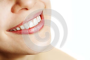 Fresco sorriso di donna con sani i denti più bianchi.