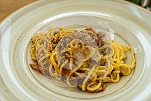 Fresh spaghetti with fried beacon