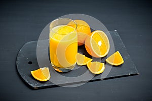 Fresco impreso naranja jugo sobre el rural 