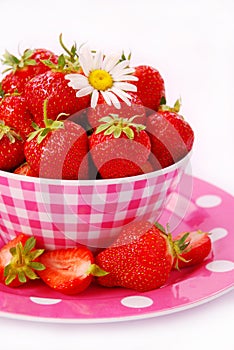 Fresh strawberries in bowl