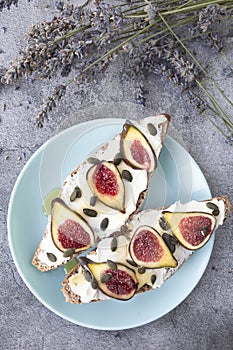 Fresh toast with cream cheese, figs and pumpkin seeds