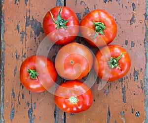 Fresh tomates dry surface vintage table