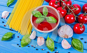 Fresh tomato sauce with garlic and basil, for pasta dishes