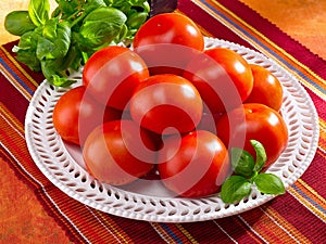 Fresco tomates sobre el lámina 