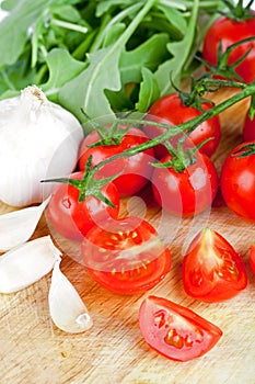 Fresh tomatoes, rucola and garlic