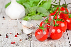 Fresh tomatoes, rucola, garlic and peppercorns