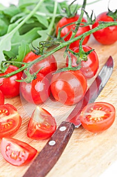 Fresh tomatoes, rucola and old knife