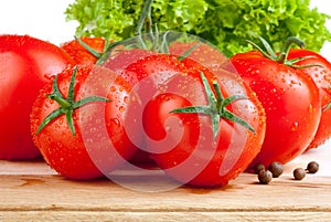 Fresh wet tomatoes, allspice and lettuce