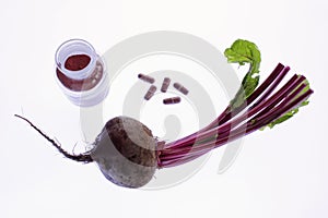 Fresh whole beets and beetroot powder