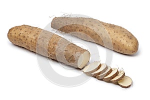 Fresh Yamaimo roots and slices