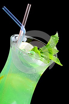 Freshening cocktail with ice and mint