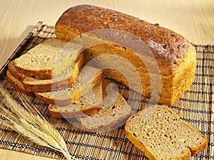 Fresco horneado pan sobre el mesa 