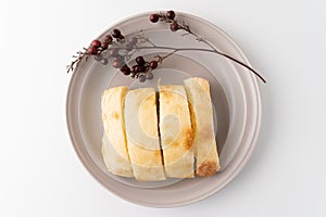 Čerstvě pečený chléb je umístěny na deska 