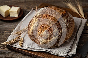 Frisch gebacken inländisch sauer teig brot 