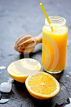 Fresco impreso naranja jugo sobre el oscuro 