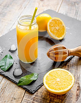 Fresco impreso naranja jugo en vaso una botella sobre el de madera 