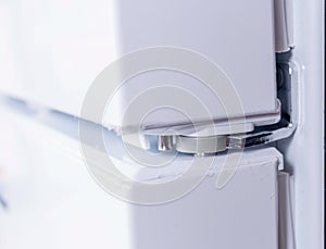 Fridge door swivel mechanism