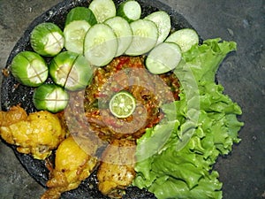 Fried chicken with fried shrimp paste mixed with fresh raw vegetables is very tempting to arouse the appetite
