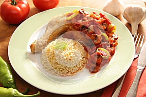 Fried chicken with souse and pasta.