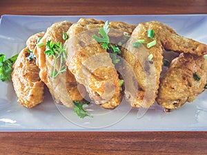 Fried chicken wings with coriander