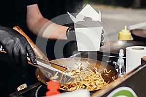 Fritto cinese giapponese tagliatelle verdure un gamberetti stand gastronomico cabina. pasto consegna. cuoco introduzione tagliatelle cartone cabina sul andare 