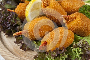 Fried crab claws with cucumber, lemon, lettuce and parsley