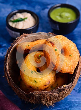 Fried donuts - vada and chutney in a coconut shell