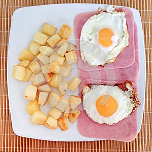 Fried egg with ham and roast potato cubes