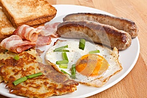 Fried egg, hash browns and bacon breakfast