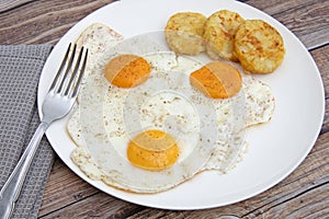 Fried egg and rÃ¶sti on a plate