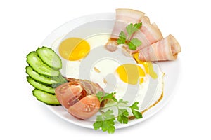 Fried eggs with bacon and vegetables