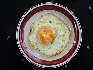 Fried eggs are one of the easiest egg preparations to be cooked and liked by many people.