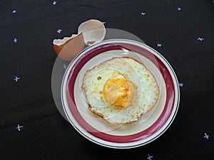 fried eggs are one of the easiest egg preparations to be cooked and liked by many people.