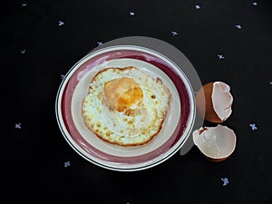 Fried eggs are one of the easiest egg preparations to be cooked and liked many people.