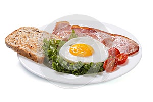 Fried eggs with tomato, ham and bread