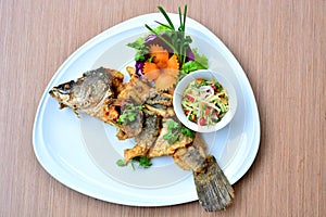 Fried Fish with Vegetable Salad In the dish
