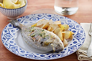 Fried gilt head bream with potatoes