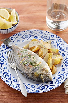 Fried gilt head bream with potatoes