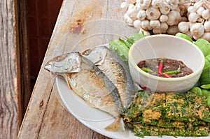 Fried mackerel with shrimp paste sauce and various vegetables