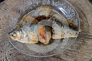 Fritto sul piatto sul di legno tavolo 