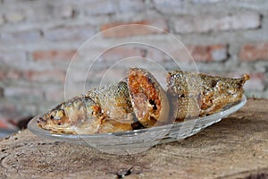 Fritto sul piatto sul di legno tavolo 