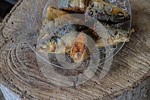 Fritto sul piatto sul di legno tavolo 