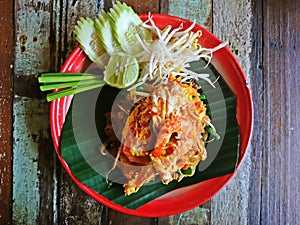 Fried noodle Thai style with prawns Thai : Pad Thai served by a banana leaf